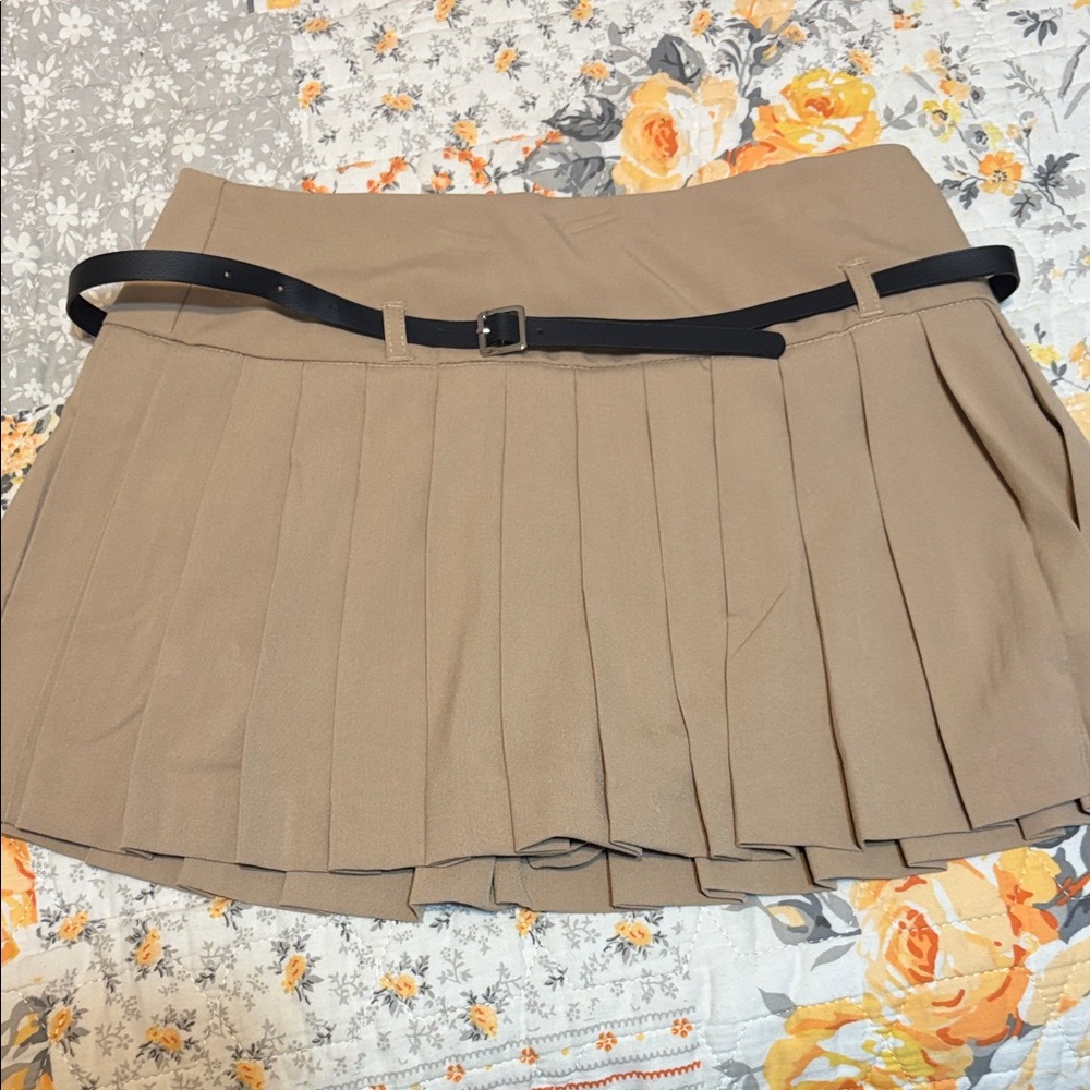 Love Tree Beige Pleated Mini Skirt with Black Belt